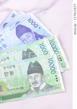 韓国の通貨、ウォンKRWの紙幣 117615677