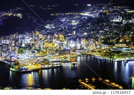 世界新三大夜景に輝いた稲佐山の夜景(長崎県長崎市稲佐町) 世界新三大夜景に輝いた稲佐山の夜景(長崎県長崎市稲佐町) 117616457