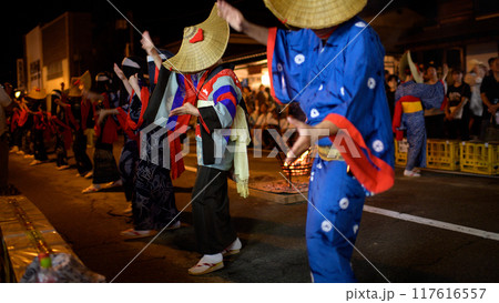 端縫い着物　藍染浴衣で踊る人々　西馬音内盆踊り　2024年　秋田県 117616557