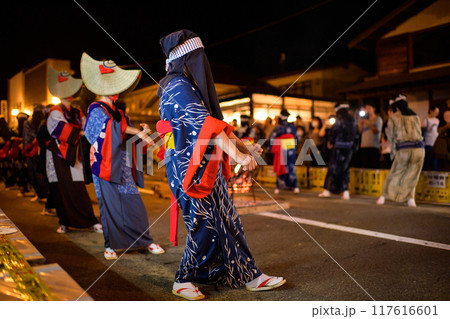 藍染浴衣　端縫い着物で踊る人々　西馬音内盆踊り　2024年　秋田県 117616601