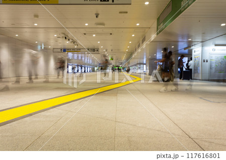 新宿駅東西自由通路 117616801