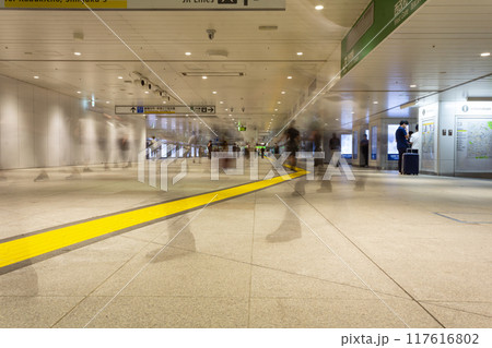 新宿駅東西自由通路 117616802