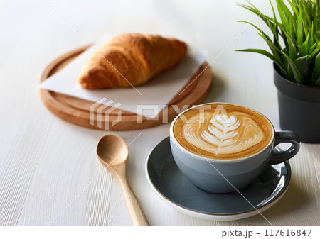 コーヒーとクロワッサンとスプーン 117616847