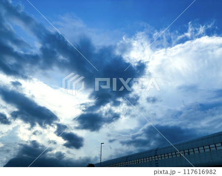 白い雲と黒い雲 白い雲と黒い雲 117616982