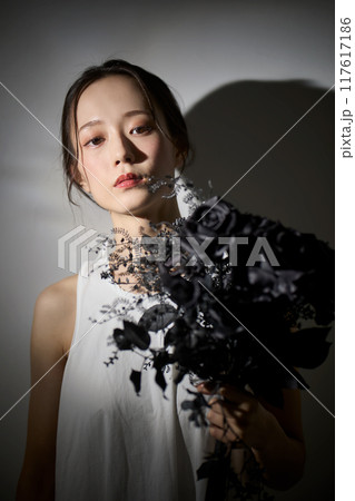 黒いバラの花束を持つ女性 黒いバラの花束を持つ女性 117617186