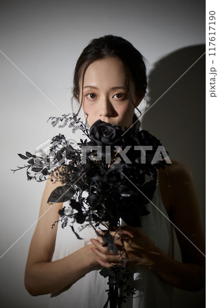 黒いバラの花束を持つ女性 117617190