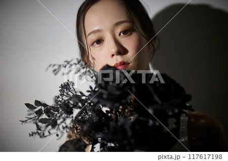 黒いバラの花束を持つ女性 117617198