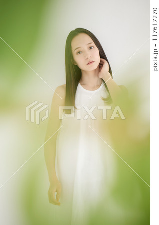 美しい女性のポートレート 緑前ボケ 美しい女性のポートレート 緑前ボケ 117617270