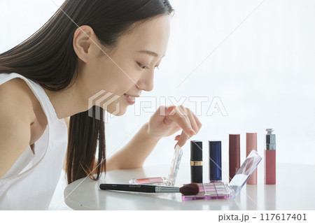 化粧品を選ぶ女性 117617401