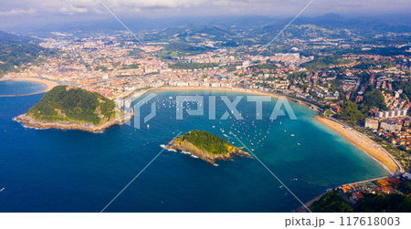 Aerial view of San-Sebastian and Beach of La Concha at sunny day 117618003