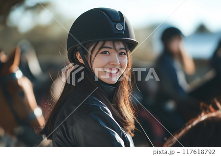 乗馬する女性 117618792