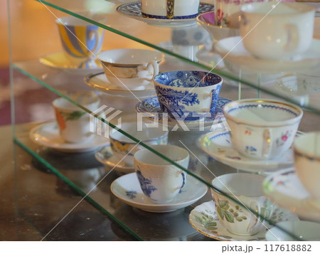 並んだカップ＆ソーサー 117618882