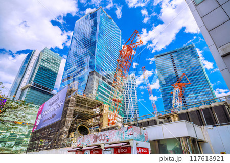 日本の東京都市景観 渋谷ハチ公前広場前から渋谷駅再開発や大型クレーンなどを望む=8月20日 日本の東京都市景観 渋谷ハチ公前広場前から渋谷駅再開発や大型クレーンなどを望む=8月20日 117618921