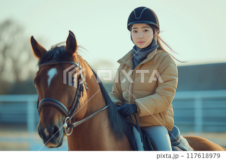 乗馬する女性 117618979
