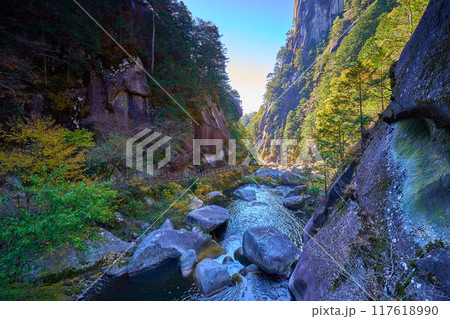 秋の山梨県甲府市の昇仙峡の昇仙橋付近から遊歩道と南側の巨岩を見る 秋の山梨県甲府市の昇仙峡の昇仙橋付近から遊歩道と南側の巨岩を見る 117618990