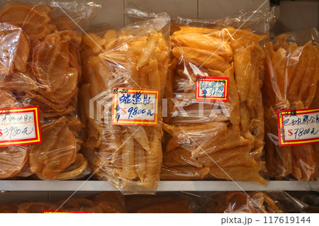 香港・徳輔道西の乾物店で売られる魚の浮袋。とても高価で「魚胆｝と呼ばれる高価な中華食材 117619144
