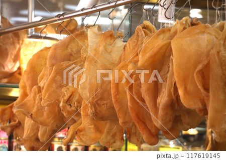 香港・徳輔道西の乾物店で売られる魚の浮袋。とても高価で「魚胆｝と呼ばれる高価な中華食材 117619145