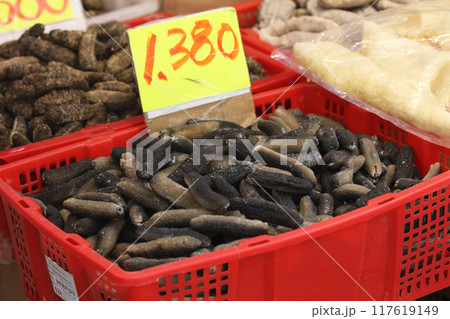 香港・徳輔道西の高級乾物店で売られる魚の超高級食材の日本産ナマコ.。五百グラムで二万八千円と高価 117619149