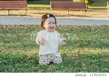 秋の公園で遊ぶ赤ちゃん 秋の公園で遊ぶ赤ちゃん 117619315