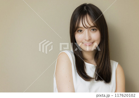ストレートヘアの女性　 117620102