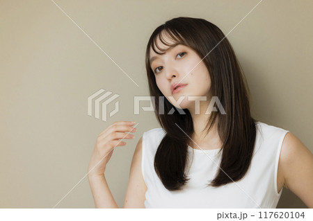 ストレートヘアの女性　 117620104