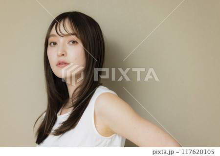 ストレートヘアの女性 ストレートヘアの女性 117620105