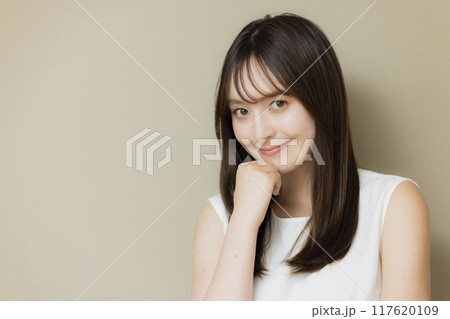 ストレートヘアの女性 ストレートヘアの女性 117620109