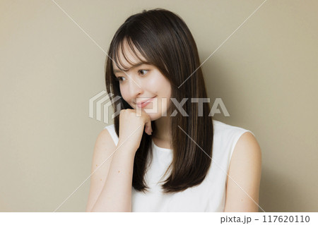 ストレートヘアの女性　 117620110