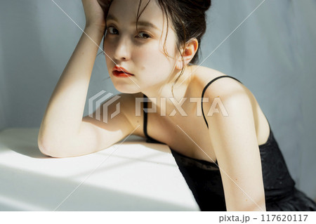 黒いドレスの女性のポートレート 黒いドレスの女性のポートレート 117620117