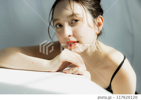 黒いドレスの女性のポートレート 黒いドレスの女性のポートレート 117620120