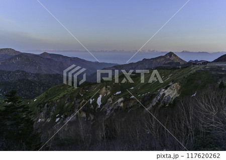 春の志賀高原横手山から望む北アルプス 117620262
