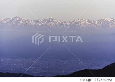 春の志賀高原横手山から望む北アルプス 春の志賀高原横手山から望む北アルプス 117620268