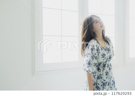 若い女性のヘアケアイメージ 若い女性のヘアケアイメージ 117620293