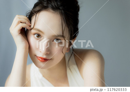 白いドレスの女性　 117620333