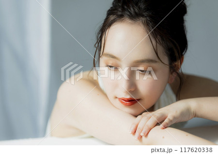 白いドレスの女性　 117620338