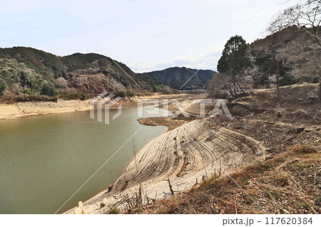 水位が低下した福岡県添田町の重力式コンクリートダム油木ダム 117620384