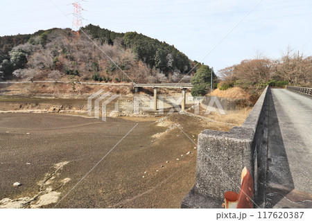 水位が低下した福岡県添田町の重力式コンクリートダム油木ダム 117620387
