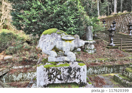 福岡県田川郡添田町の油木ダム湖畔にある高木神社のうさぎ像 117620399