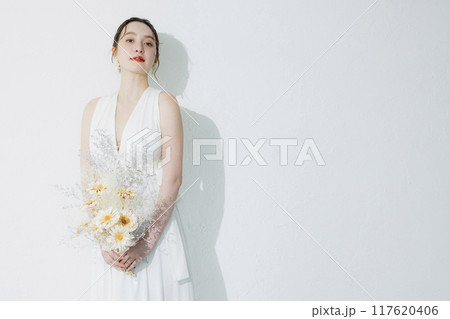 白いドレスの若い女性 白いドレスの若い女性 117620406