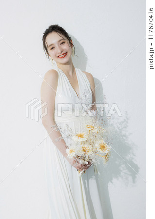 白いドレスの若い女性 白いドレスの若い女性 117620416