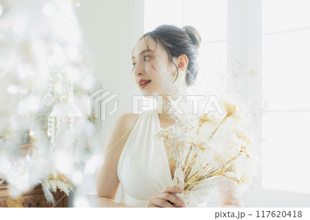 白いドレスの若い女性 白いドレスの若い女性 117620418