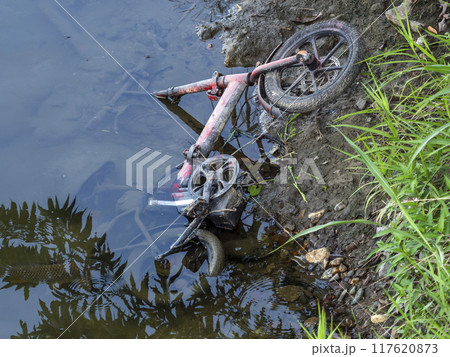 川に不法投棄された電動アシスト自転車 117620873