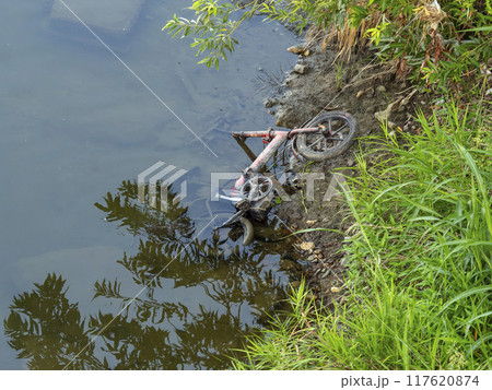川に不法投棄された電動アシスト自転車 川に不法投棄された電動アシスト自転車 117620874