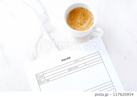 新規事業の立ち上げに先立ち、コーヒーを飲みながら、事業計画書を作成する 新規事業の立ち上げに先立ち、コーヒーを飲みながら、事業計画書を作成する 117620954