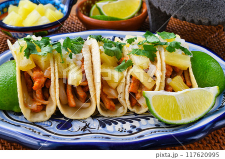 タコス・アル・パストール　Tacos al pastor　（メキシコ料理） 117620995