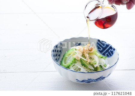 玉ねぎとゴーヤのサラダ 玉ねぎとゴーヤのサラダ 117621048