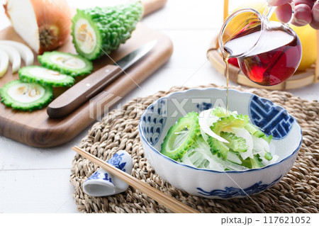 玉ねぎとゴーヤのサラダ 玉ねぎとゴーヤのサラダ 117621052