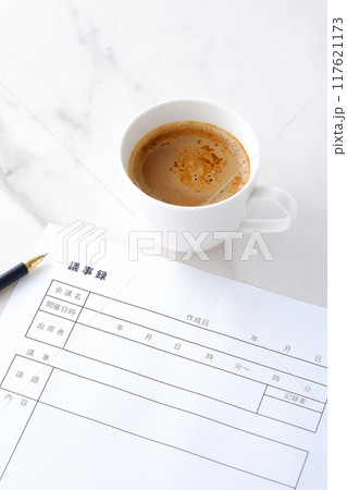 ミーティングの後にコーヒーを飲みながら、議事録を作成する 117621173