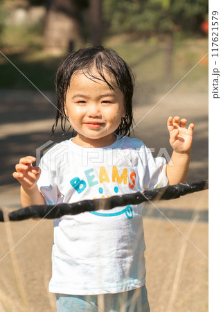公園で遊ぶ幼児 公園で遊ぶ幼児 117621579