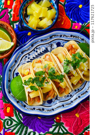 タコス・アル・パストール　Tacos al pastor　（メキシコ料理） 117621725